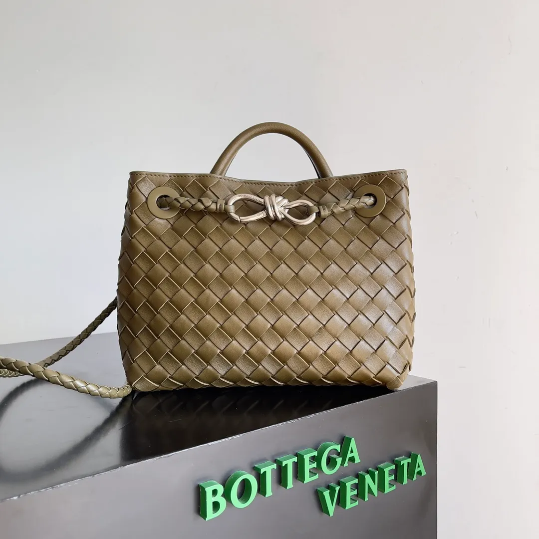 The 2023 new Andiamo batch of 1860 BV has been shipped‼ ️Really popular🔥The new Andiamo woven handbag launched by Bottega Veneta this season is really popular all over the world! ! Celebrities at home and abroad have worn it, and Oscar-winning actress Michelle Yeoh has taken it out on the street. Song Jia, Trai Yara, Yu Feihong, Sanji Ayaka, Rosie Hunting-Whiteley, Yoshioka Riho, etc. have all picked up this bag. It is classic and versatile, showing off its temperament, and the bag capacity is also large, which is very convenient for daily commuting! ! A variety of carrying methods, the shoulder straps can be adjusted by yourself, the original lambskin feels soft and delicate, and the neutral style is made to break gender boundaries and bring a more practical and longer-lasting use experience. Andiamo, which has both elegant and casual styles, perfectly interprets the true appearance of "fashionable old money style". Style number: 743568 Size: 25*22*10.5cm